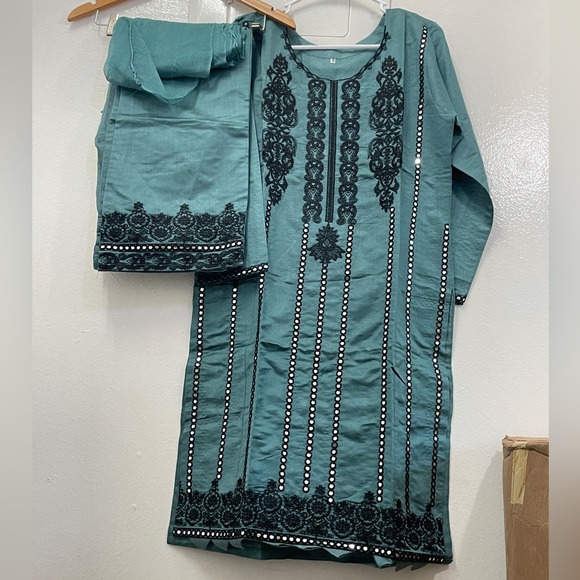 Pakistani embroidered mirror work suit - Picture 12 of 16